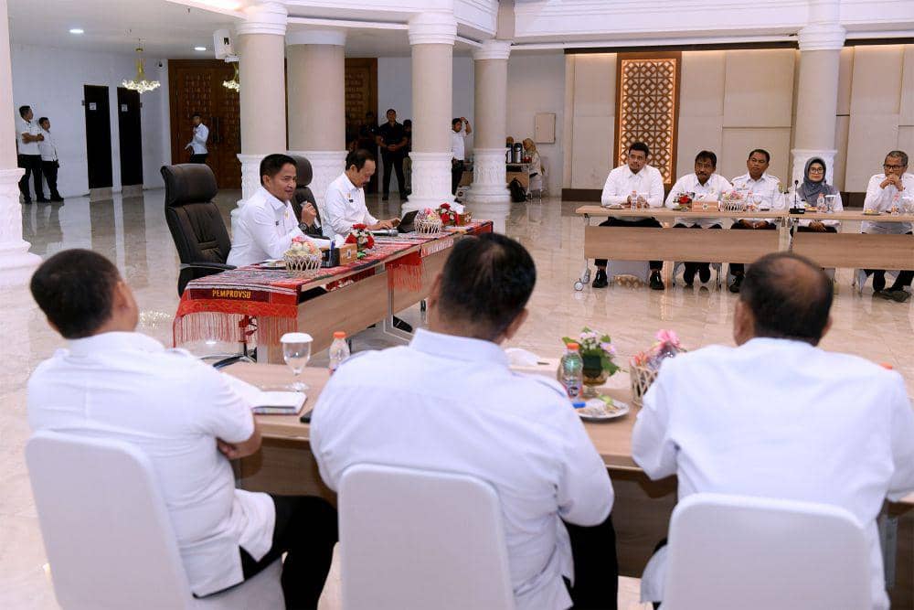 Penjabat Gubernur Sumut Hassanudin memimpin rapat koordinasi dengan para bupati dan wali kota di Sumut, Rabu (6/9/2023). (Dok Diskominfo Sumut)