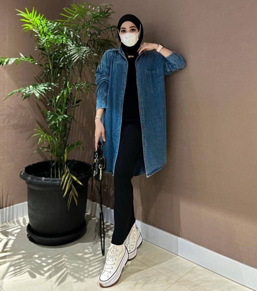 Ide outfit serba denim ala Yolla Anggita (instagram.com/yollaanggitaaa)