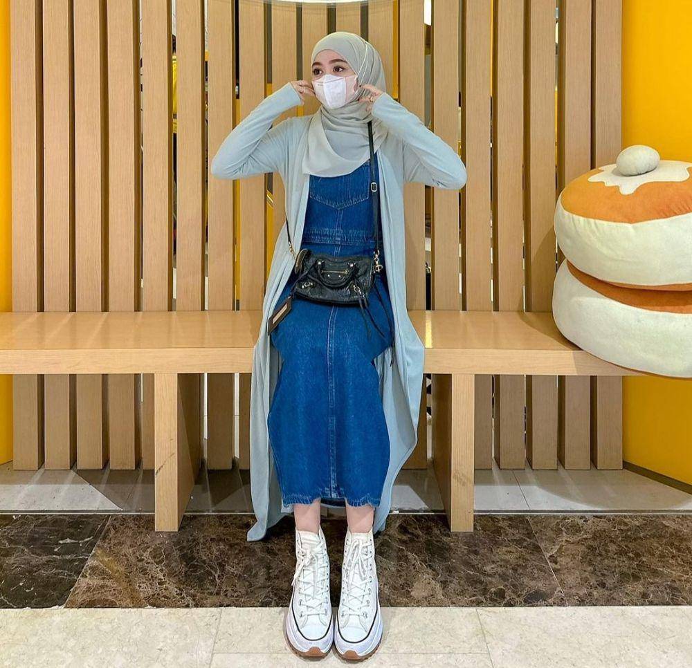 Ide outfit serba denim ala Yolla Anggita (instagram.com/yollaanggitaaa)