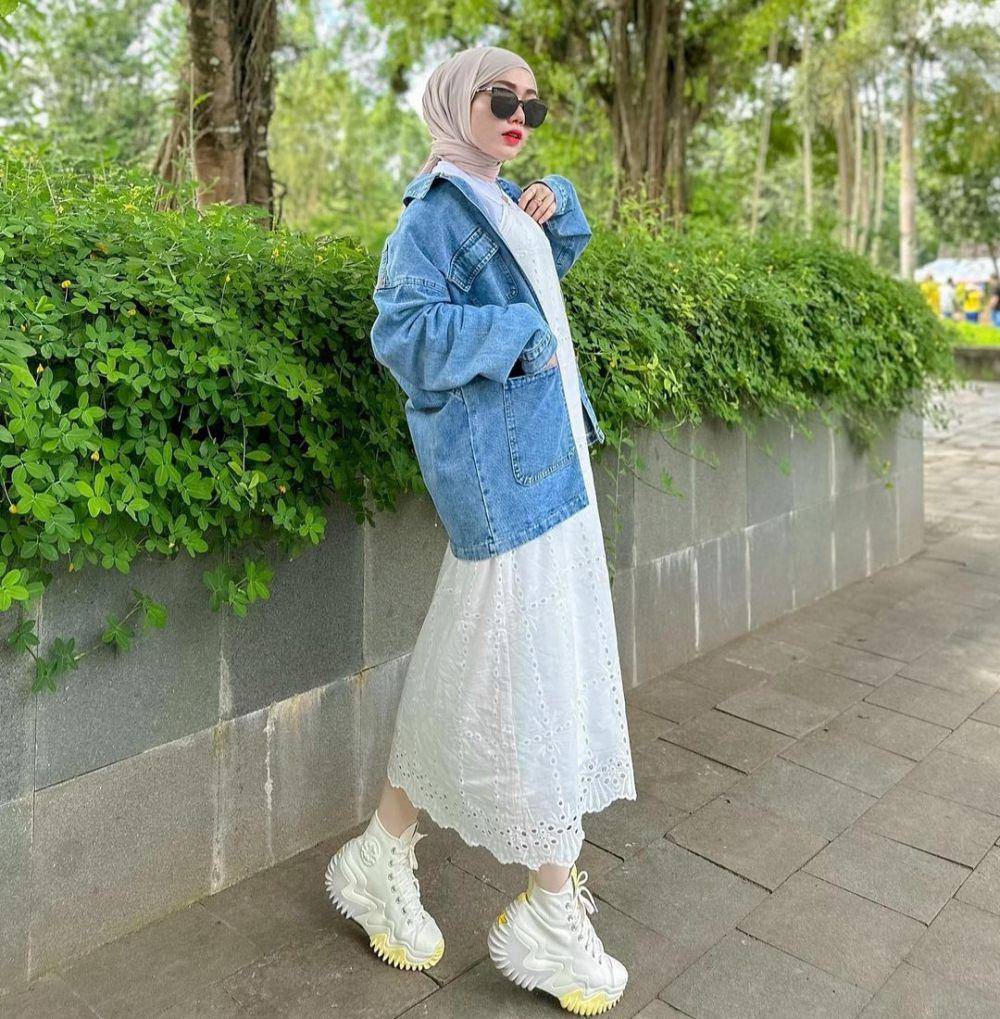 Ide outfit serba denim ala Yolla Anggita (instagram.com/yollaanggitaaa)