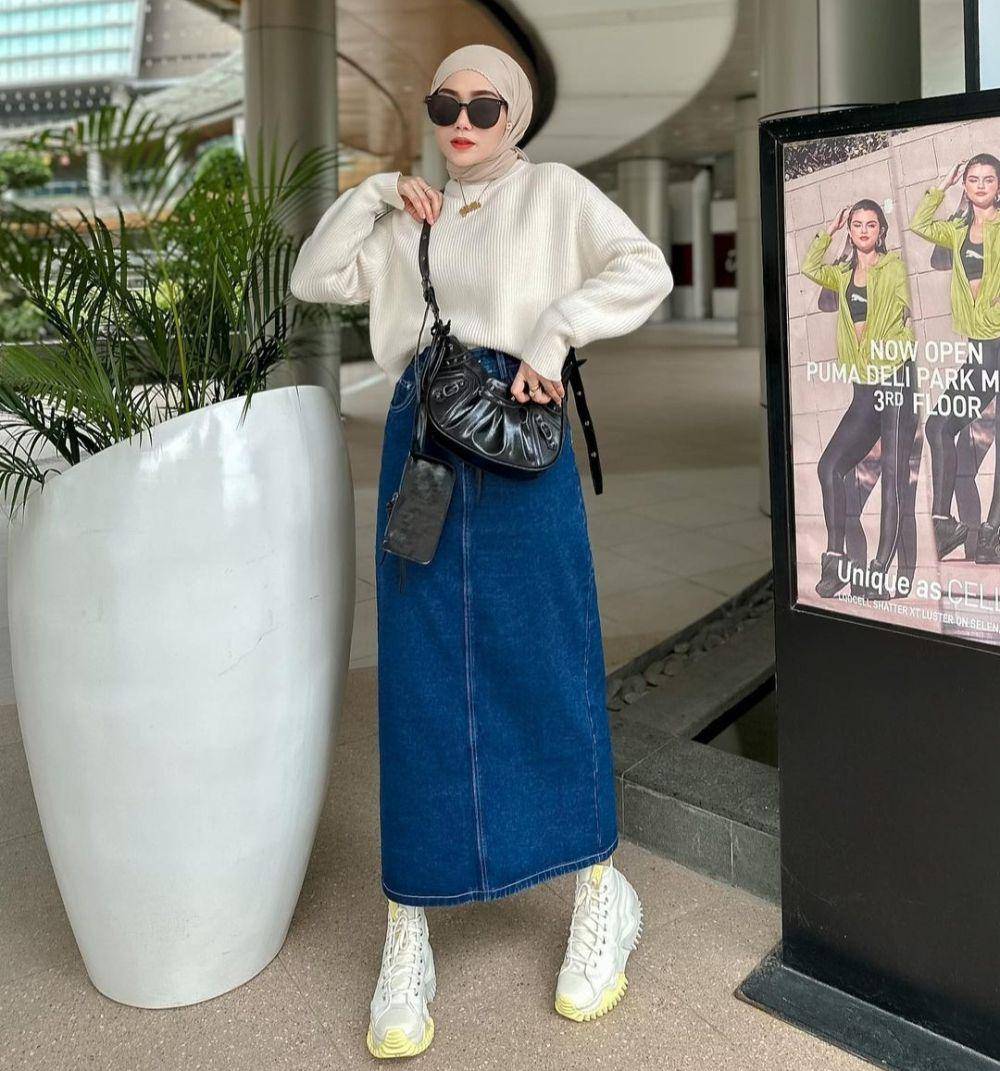Ide outfit serba denim ala Yolla Anggita (instagram.com/yollaanggitaaa)