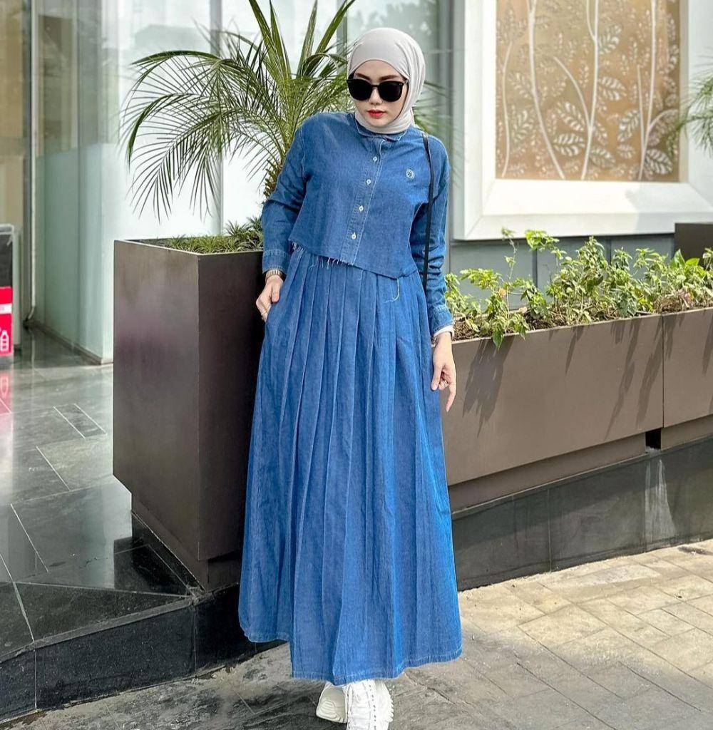 Ide outfit serba denim ala Yolla Anggita (instagram.com/yollaanggitaaa)