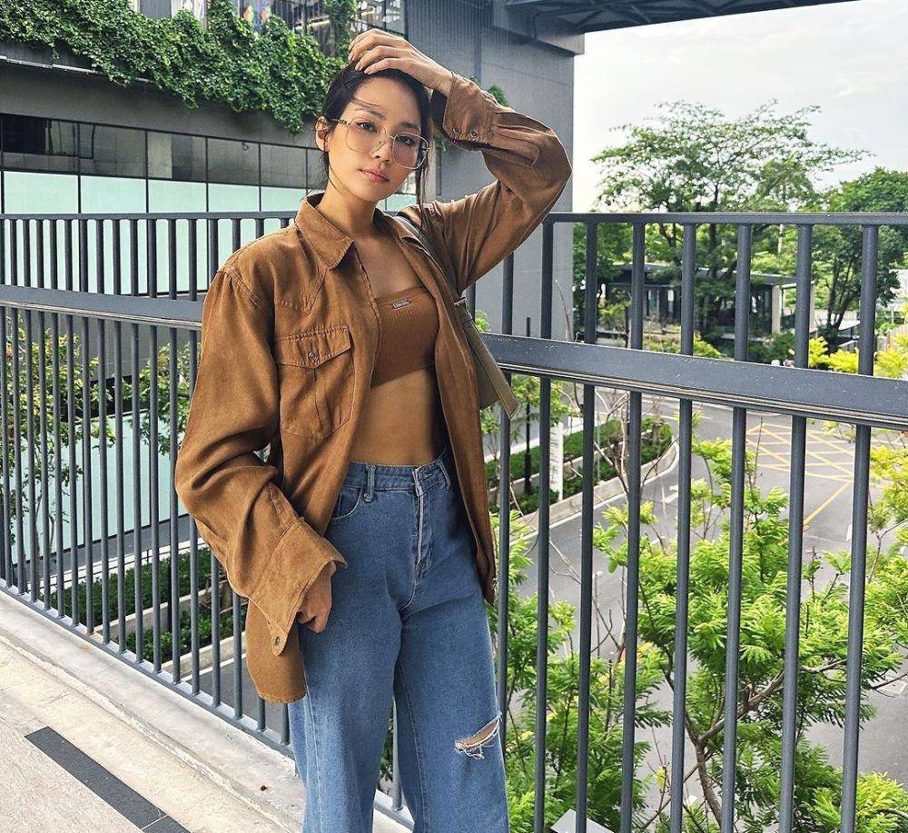 inspirasi padu padan outfit dengan celana jeans ala Bint Sireethorn (instagram.com/bintsireethorn)