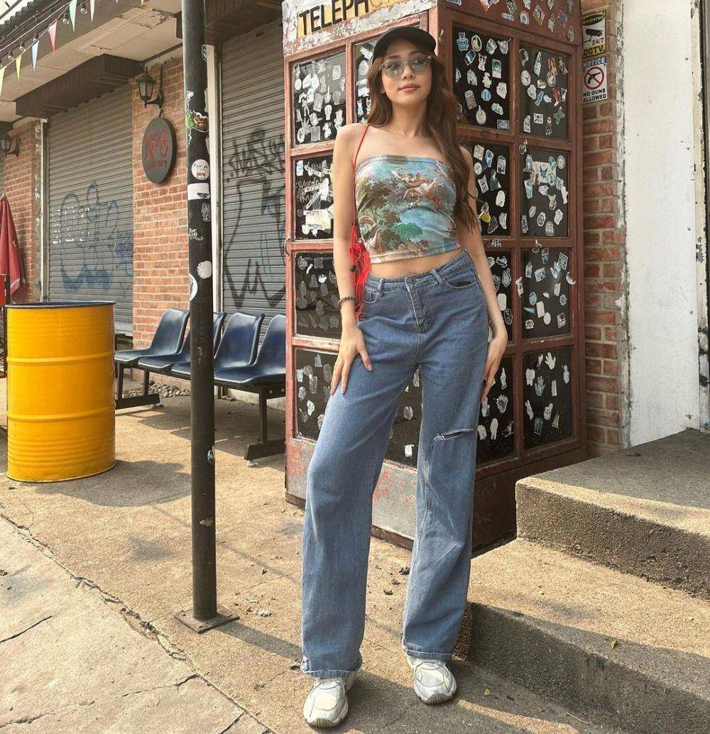 inspirasi padu padan outfit dengan celana jeans ala Bint Sireethorn (instagram.com/bintsireethorn)