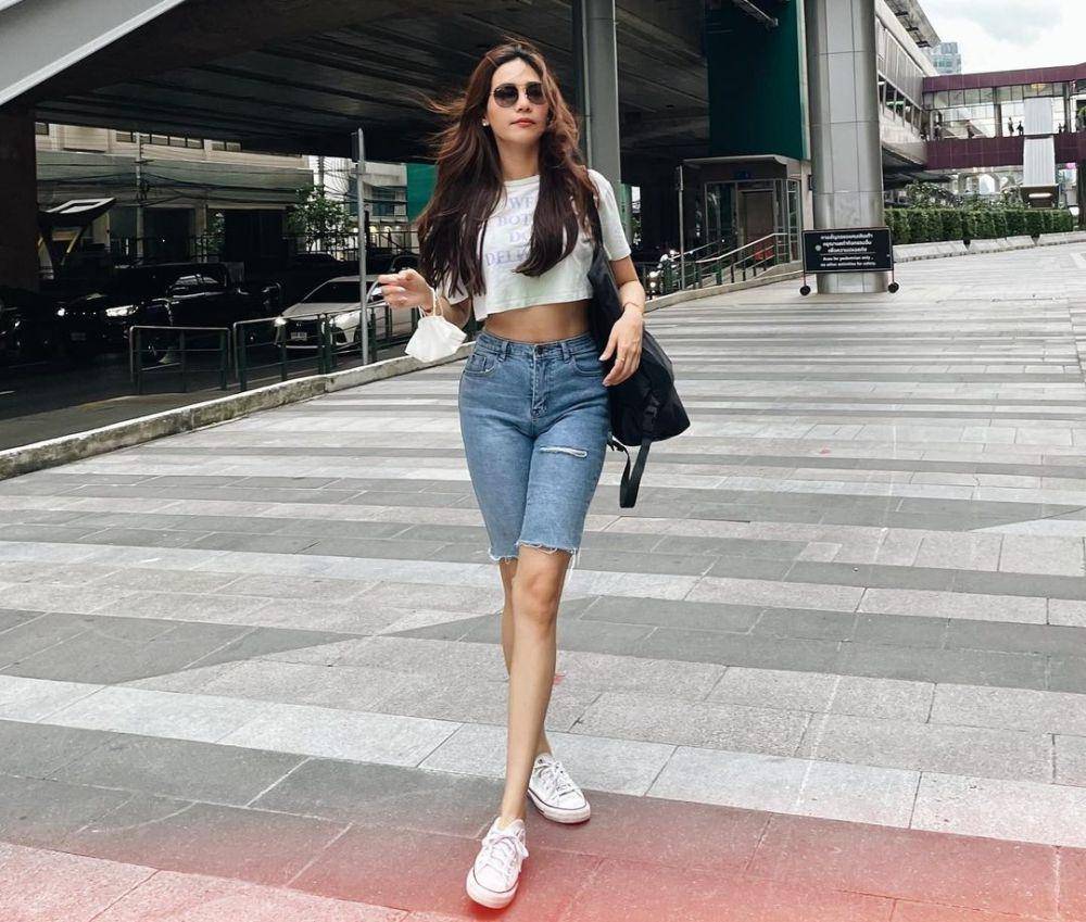 inspirasi padu padan outfit dengan celana jeans ala Bint Sireethorn (instagram.com/bintsireethorn)