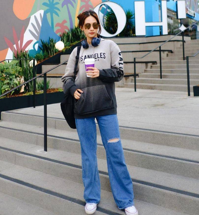 inspirasi padu padan outfit dengan celana jeans ala Bint Sireethorn (instagram.com/bintsireethorn)