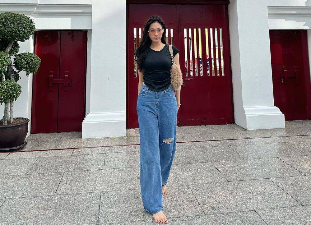 inspirasi padu padan outfit dengan celana jeans ala Bint Sireethorn (instagram.com/bintsireethorn)