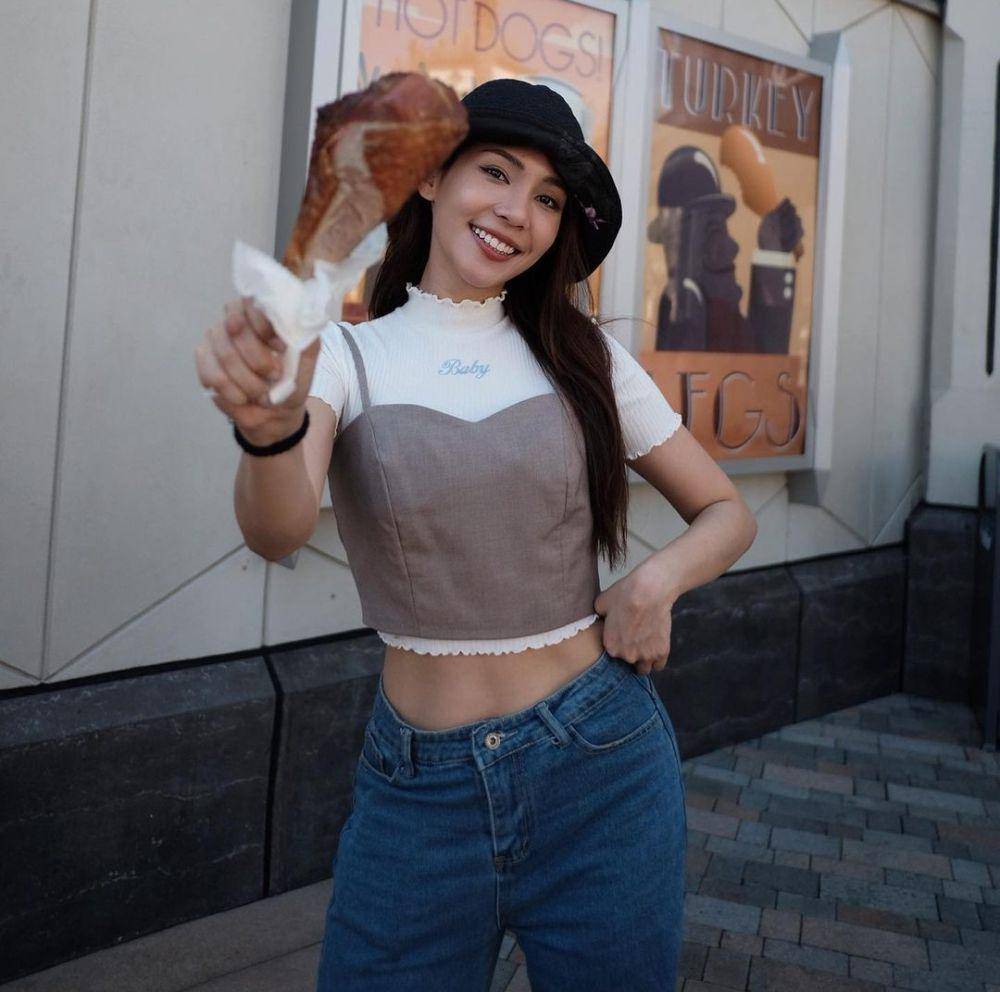 inspirasi padu padan outfit dengan celana jeans ala Bint Sireethorn (instagram.com/bintsireethorn)