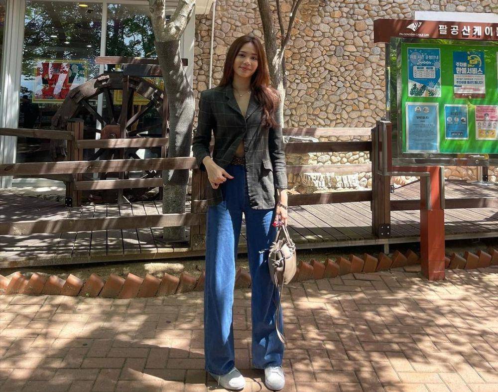 inspirasi padu padan outfit dengan celana jeans ala Bint Sireethorn (instagram.com/bintsireethorn)