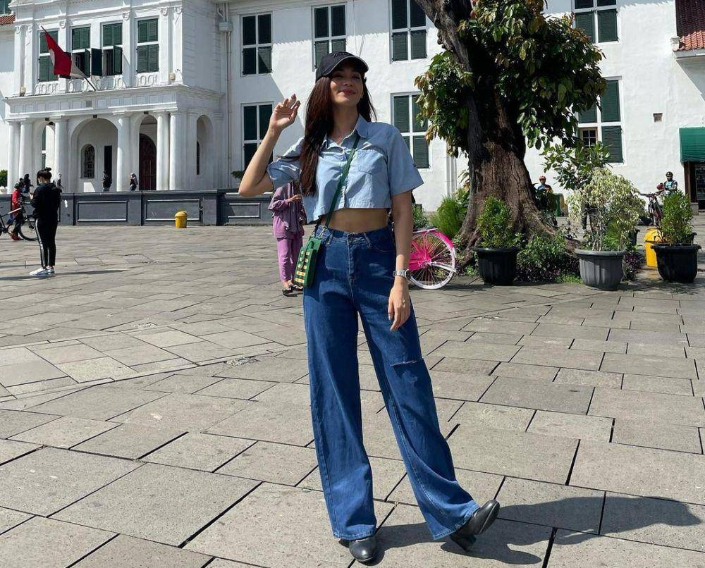 inspirasi padu padan outfit dengan celana jeans ala Bint Sireethorn (instagram.com/bintsireethorn)