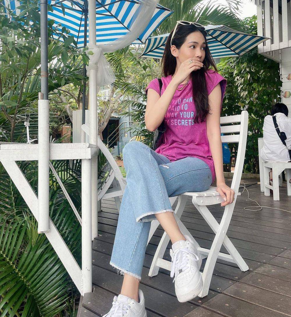 inspirasi padu padan outfit dengan celana jeans ala Bint Sireethorn (instagram.com/bintsireethorn)
