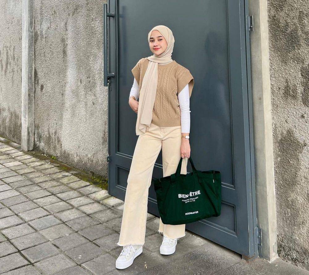 ide outfit dengan vest rajut ala Kirana Salsabila (instagram.com/inikiranaaa__)