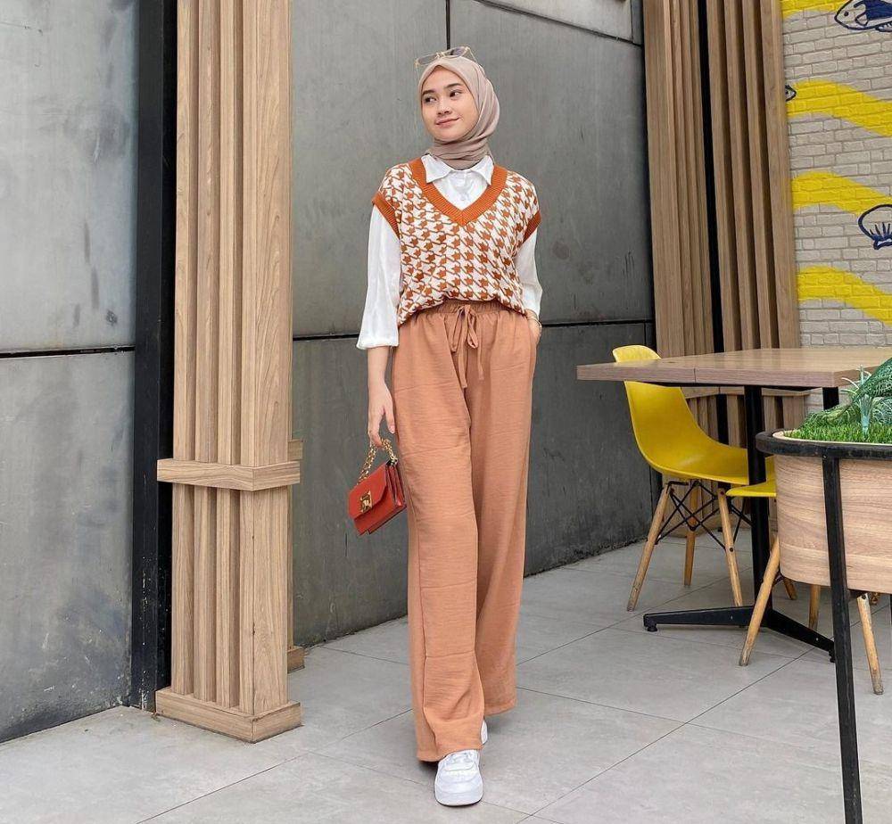 ide outfit dengan vest rajut ala Kirana Salsabila (instagram.com/inikiranaaa__)