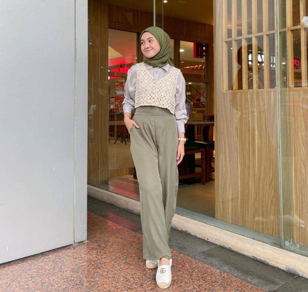 ide outfit dengan vest rajut ala Kirana Salsabila (instagram.com/inikiranaaa__)