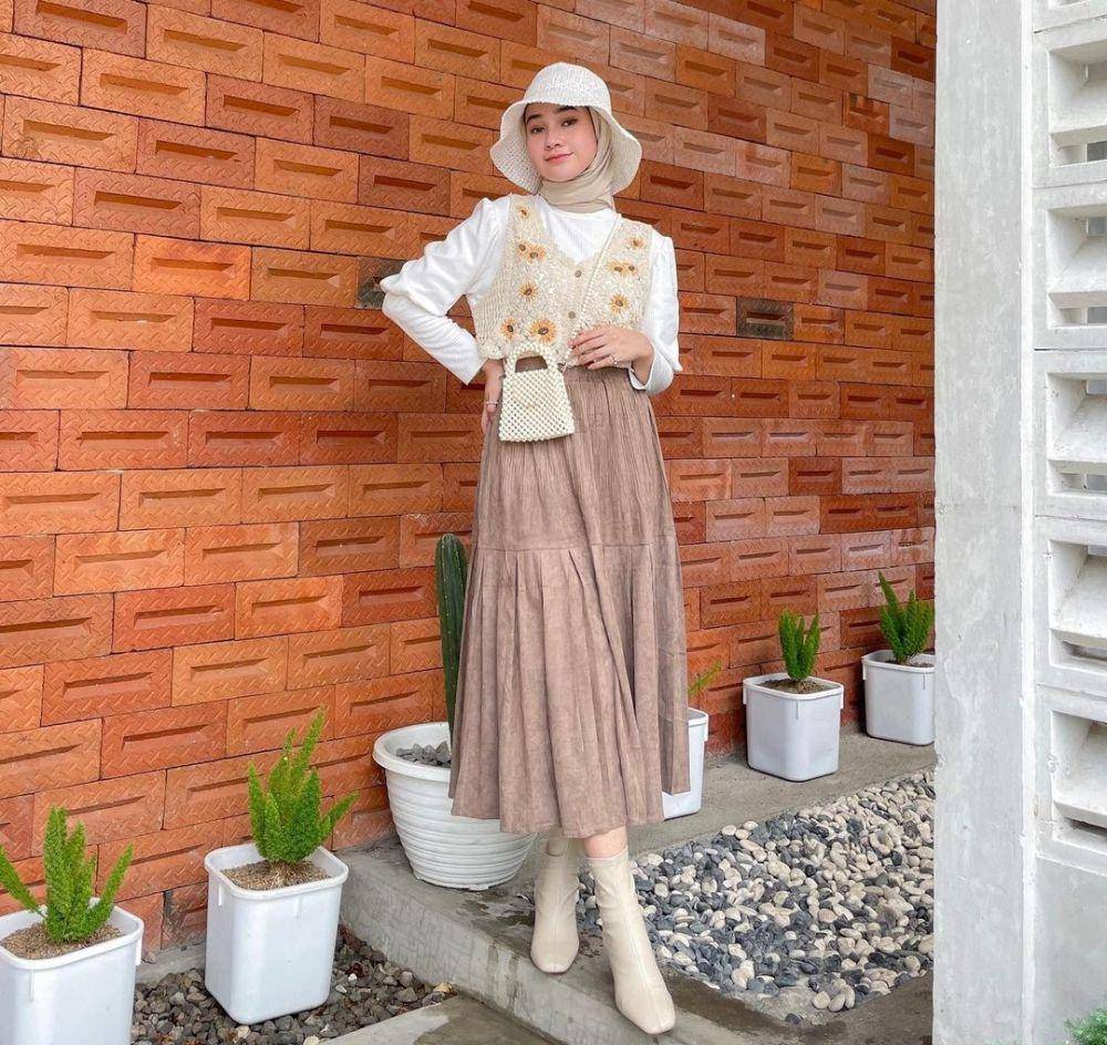 ide outfit dengan vest rajut ala Kirana Salsabila (instagram.com/inikiranaaa__)