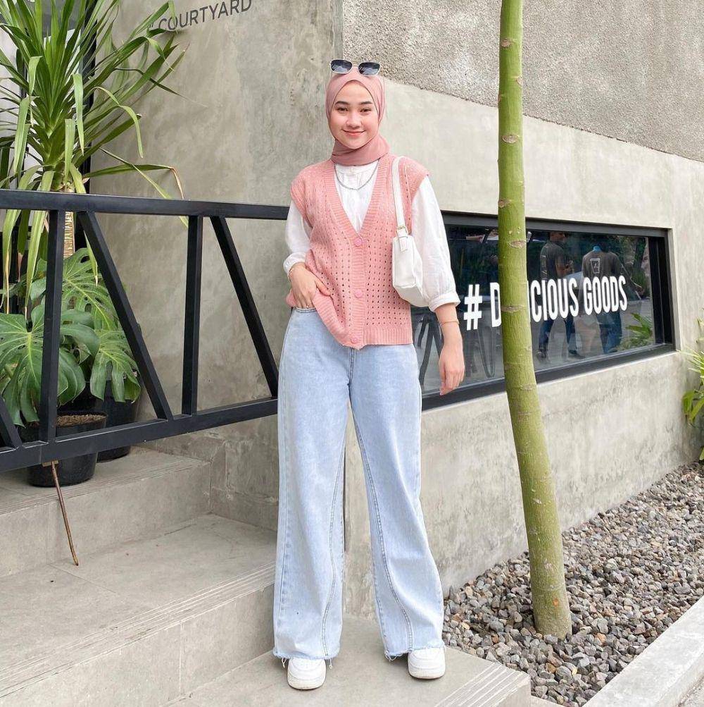 ide outfit dengan vest rajut ala Kirana Salsabila (instagram.com/inikiranaaa__)