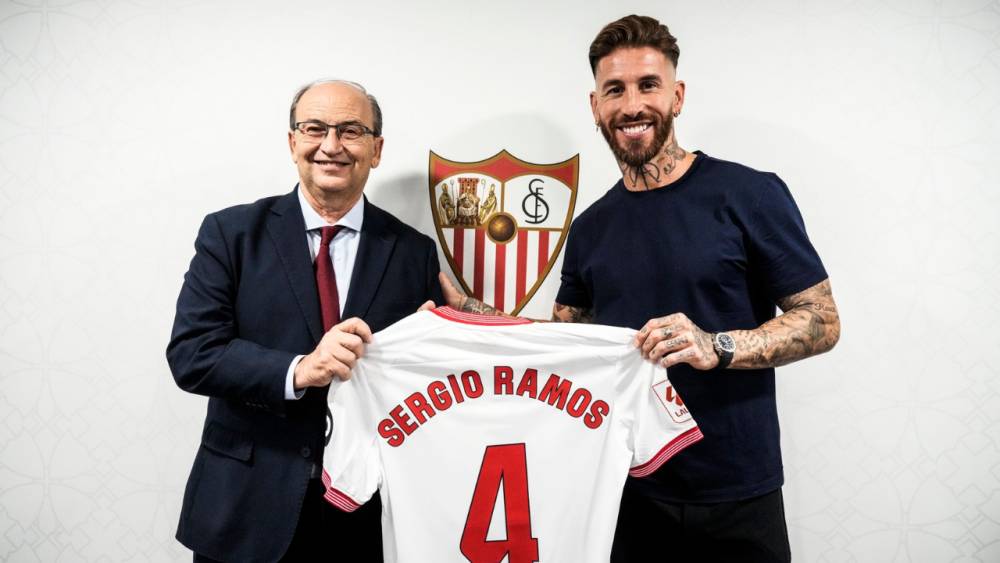 Sergio Ramos (kanan) bersama dengan President Sevilla Jose Castro (kiri). (twitter.com/SevillaFC)