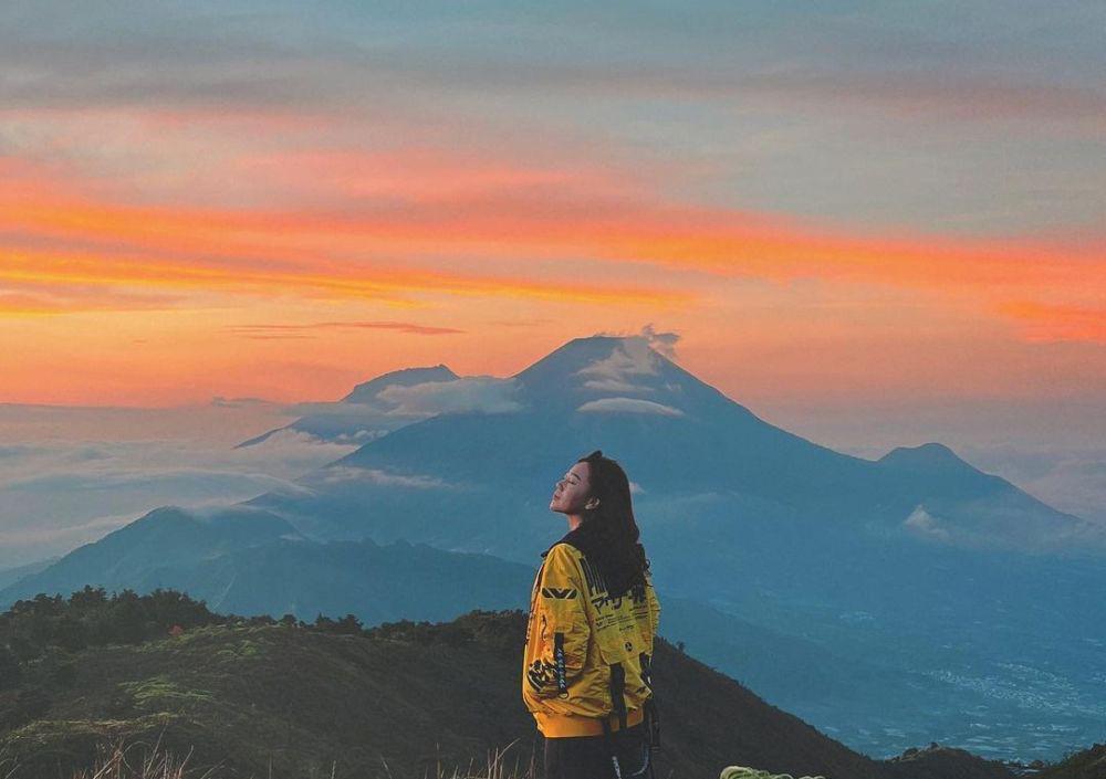 6 Wisata Naik Gunung ala Wendy Walters yang Paling Seru dan Menantang