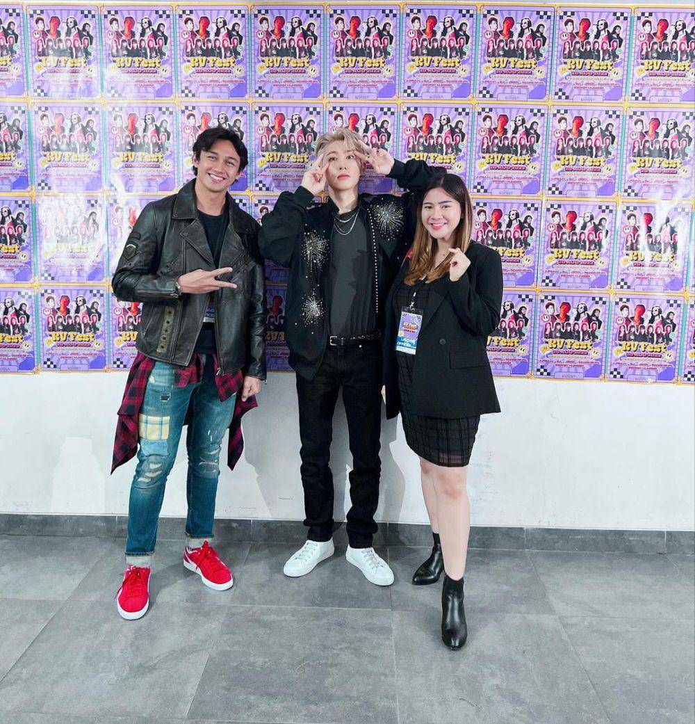 potret Felicya Angelista dan Caesar Hito bersama B.I iKon (instagram.com/felicyangelista_)