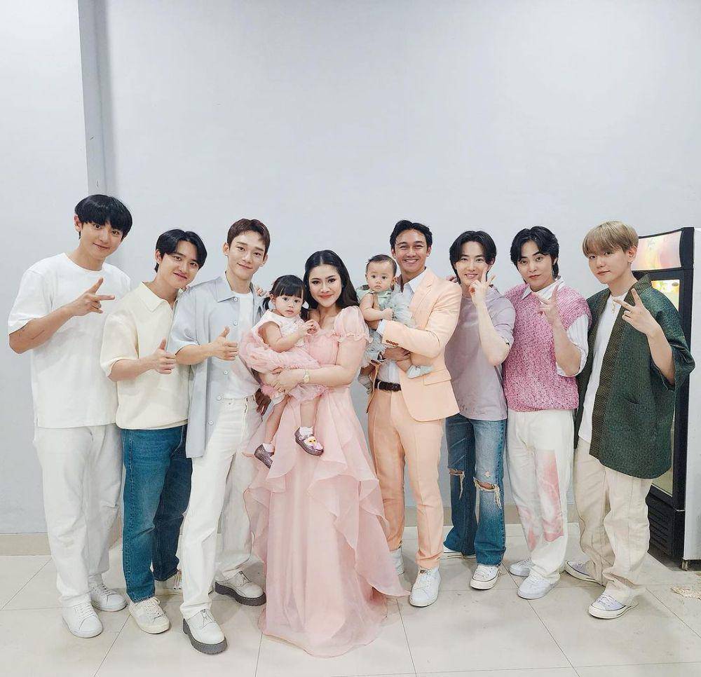 potret Felicya Angelista dan Caesar Hito bersama EXO (instagram.com/felicyangelista_)