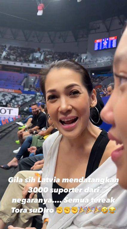 potret Tora Sudiro dan keluarga nonton FIBA World Cup (instagram.com/t_orasudi_ro)