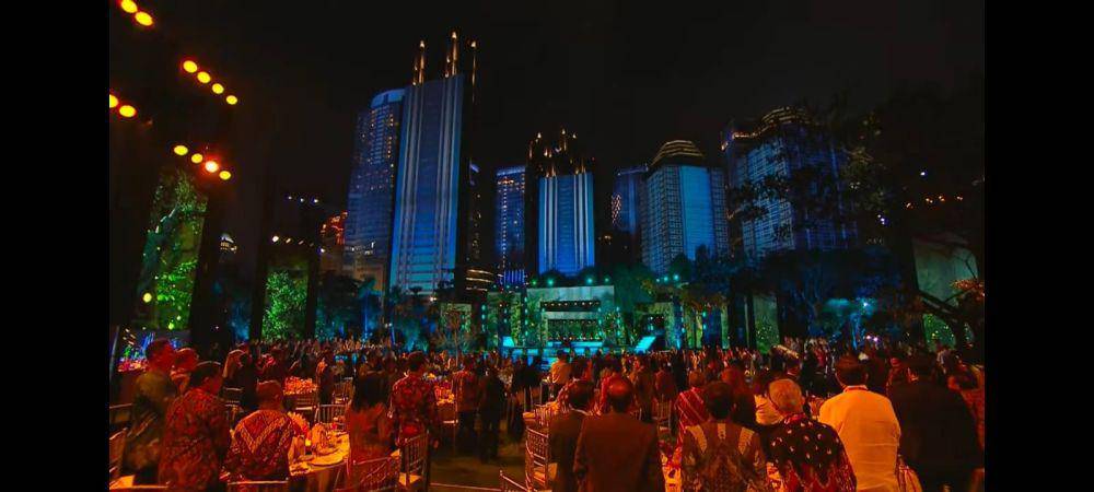 Belasan gedung pencakar langit yang berdiri di kawasan Pusat Distrik Bisnis Sudirman (SCBD) yang posisinya ada di seberang Hutan Kota GBK menjadi layar raksasa bagi pertunjukan video mapping selama berjalannya gala dinner KTT ke-43 ASEAN di Jakarta, Rabu (6/9/2023). (Tangkapan layar Youtube Kemkominfo TV)