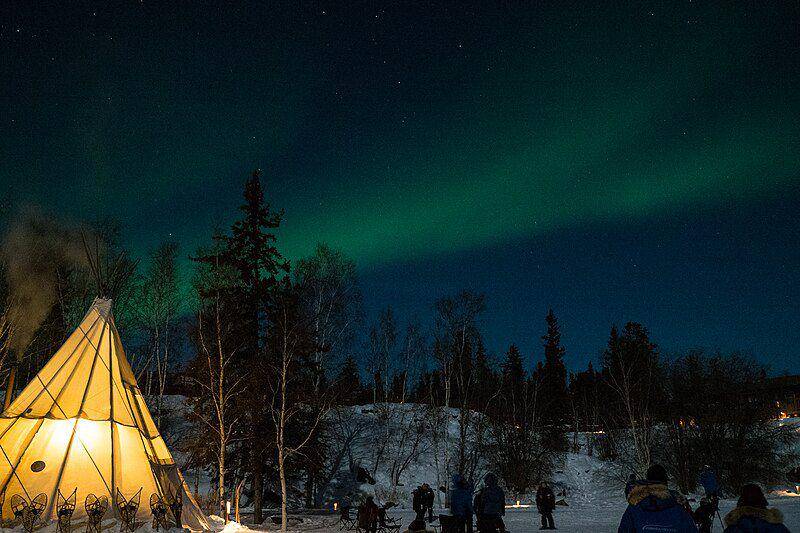 Penampakan aurora borealis sangat jelas di sebuah kemah yang berada di Yellowknife, Kanada. (commons.wikimedia.org/raymond22112376)