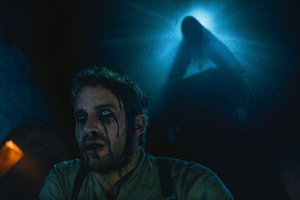 Jonas Bloquet dan Bonnie Aarons dalam film The Nun 2 (dok. New Line Cinema/The Nun 2)