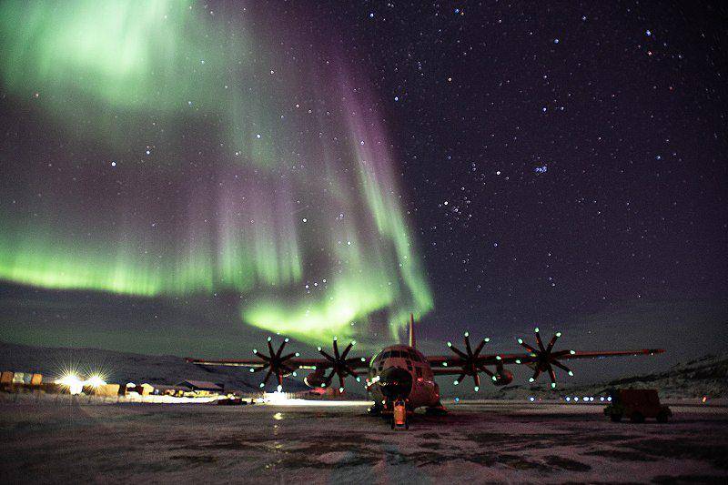 aurora yang terlihat di Bandara Kangerlussuaq, Greenland (commons.wikimedia.org/Jaclyn Lyons)
