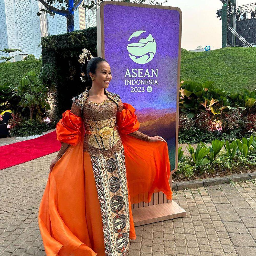 Gaya artis di KTT ASEAN. (instagram.com/yurayunita)