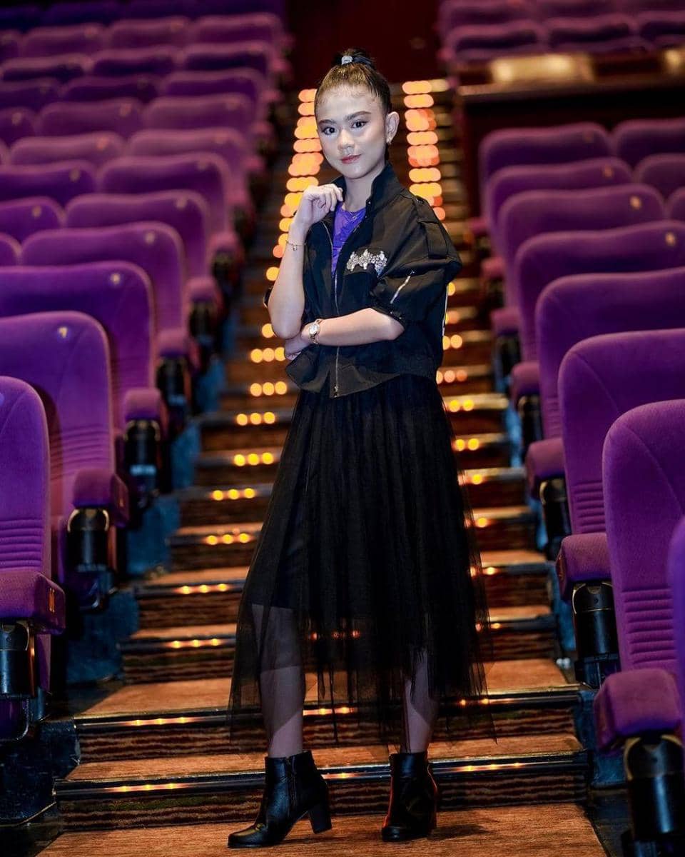 Gaya artis di Gala Premiere Film 'Sleep Call'. (instagram.com/sheryldrisannakuntadi)