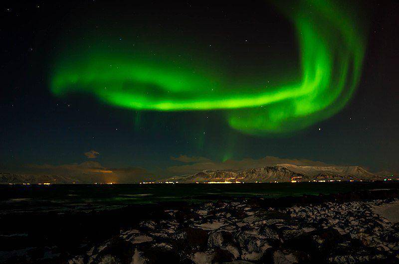 Aurora terlihat sangat jelas di atas Kota Reykjavík, Islandia. (commons.wikimedia.org/sergejf)