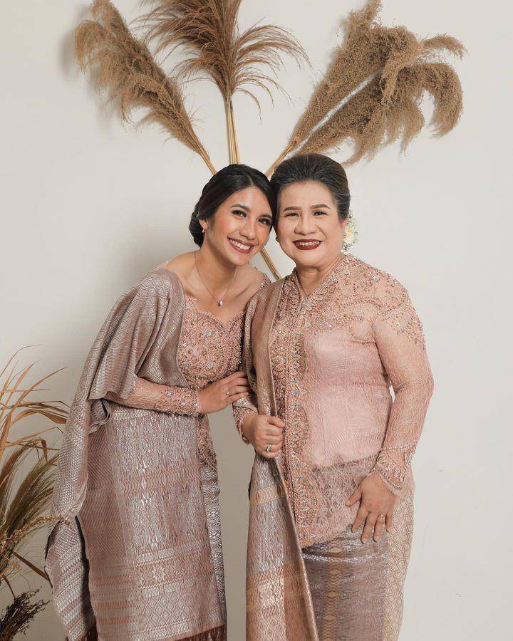 kebaya Acha Sinaga (instagram.com/achasinaga)