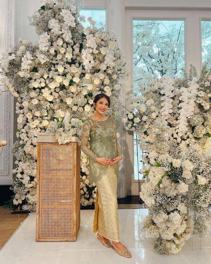 kebaya Acha Sinaga (instagram.com/achasinaga)