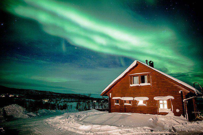 Aurora borealis muncul di atas rumah warga di Lapland bagian Finlandia. (commons.wikimedia.org/Marco Brotto)