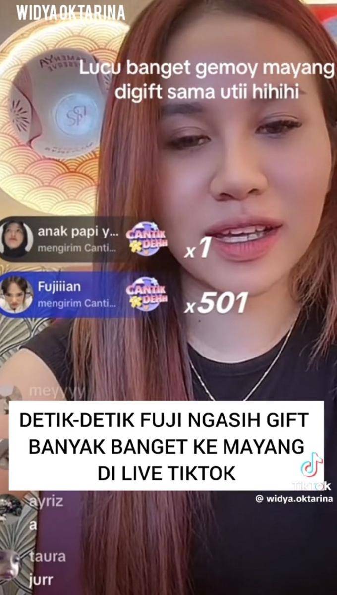 Fuji dan Mayang saling sawer saat live TikTok (tiktok.com/widya.oktarina)