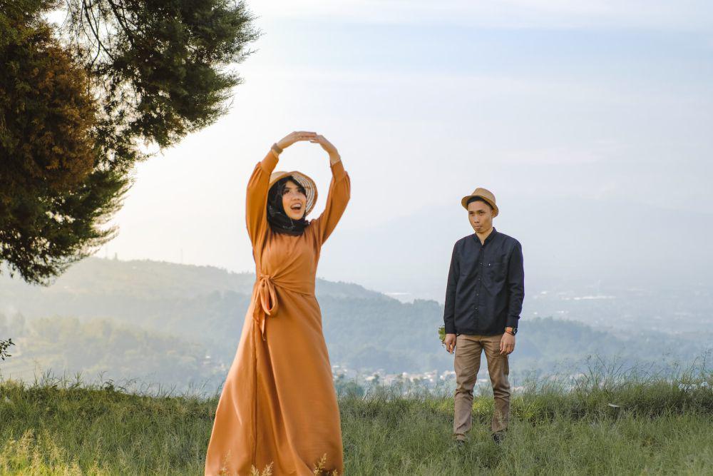 5 Tips Aman Foto Prewedding di Alam Terbuka, Cek Lagi Properti Bawaan!