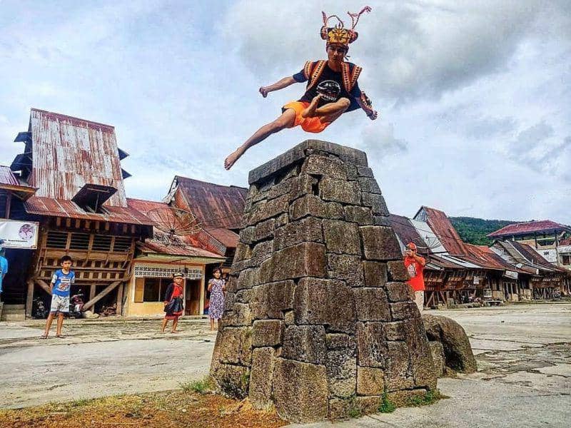 gambar pemuda Nias melakukan tradisi lompat batu (instagram.com/itswonderfulnias)