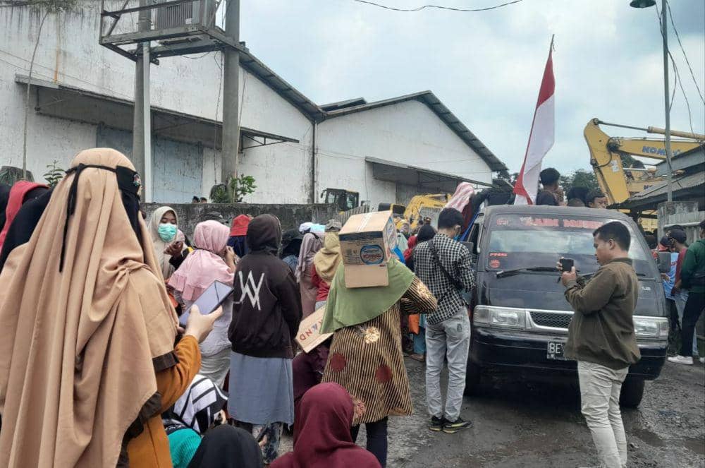 Aksi demo ratusan warga terhadap keberadaan stockpile di kawasan Jalan Ir Sutami, Lampung Selatan. (IDN Times/Istimewa).