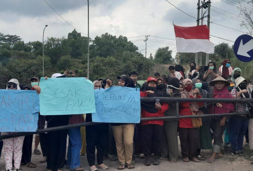 Aksi demo ratusan warga terhadap keberadaan stockpile di kawasan Jalan Ir Sutami, Lampung Selatan. (IDN Times/Istimewa).
