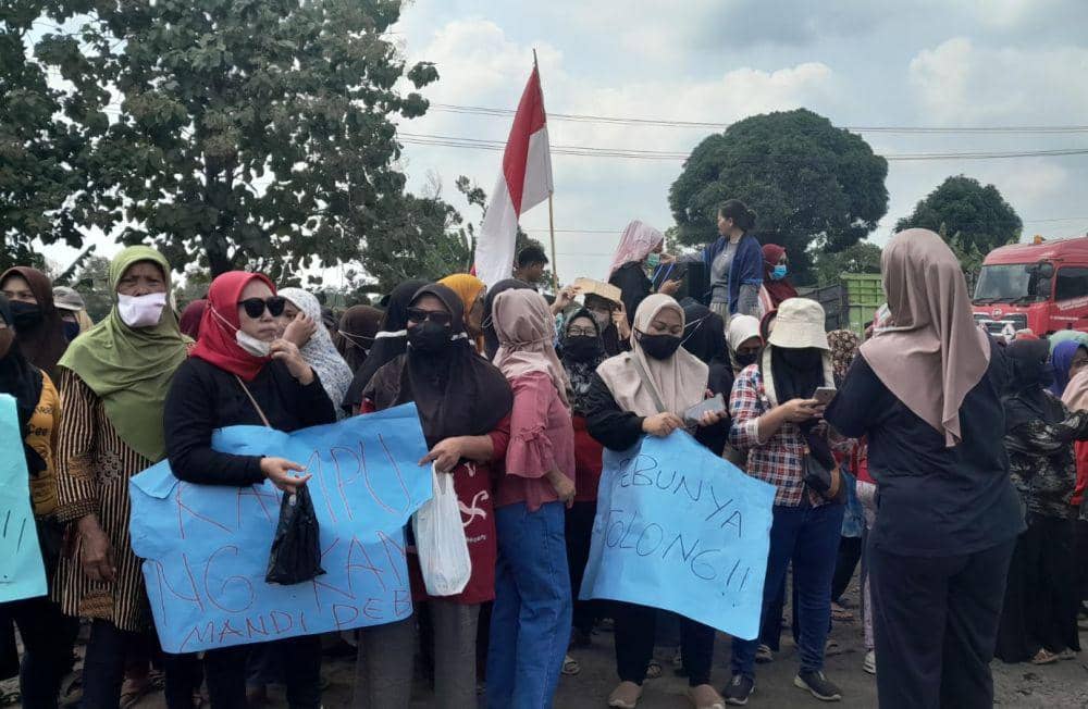Ngeluh Debu, Warga Lamsel Geruduk 8 Stockpile Batu Bara di Jalan Sutami