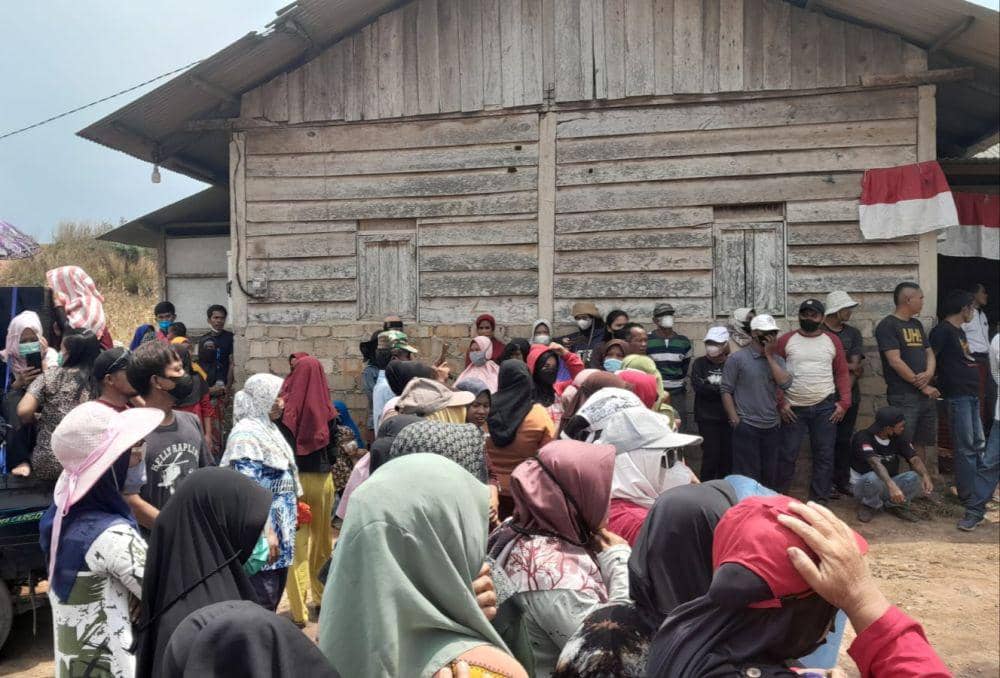 Aksi demo ratusan warga terhadap keberadaan stockpile di kawasan Jalan Ir Sutami, Lampung Selatan. (IDN Times/Istimewa).