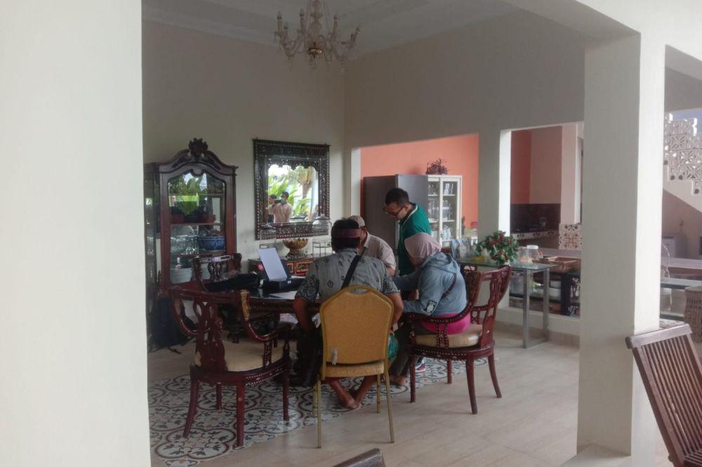 KPK Geledah Rumah Tersangka Reyna Usman di Badung