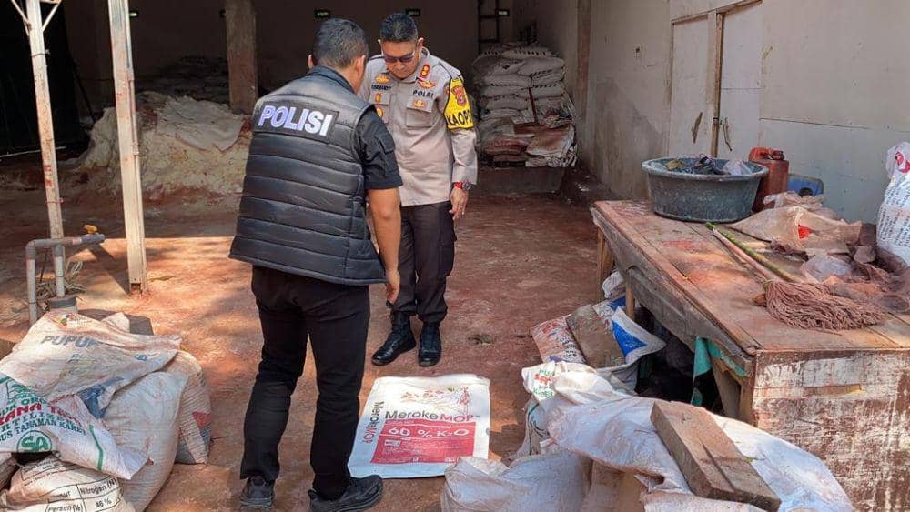 Penampakan gudang pupuk Ilegal di Desa Palembapang, Kecamatan Kalianda, Lampung Selatan. (Dok. Polres Lampung Selatan).