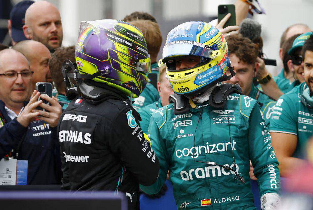 Lewis Hamilton [kiri] bertemu dengan Fernando Alonso selepas balapan GP Kanada 2023. (formula1.com)