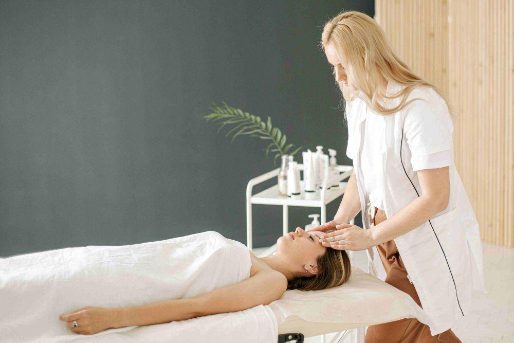 Ilustrasi seseorang sedang merawat diri di salon spa (pexels.com/Ivan Samkov)