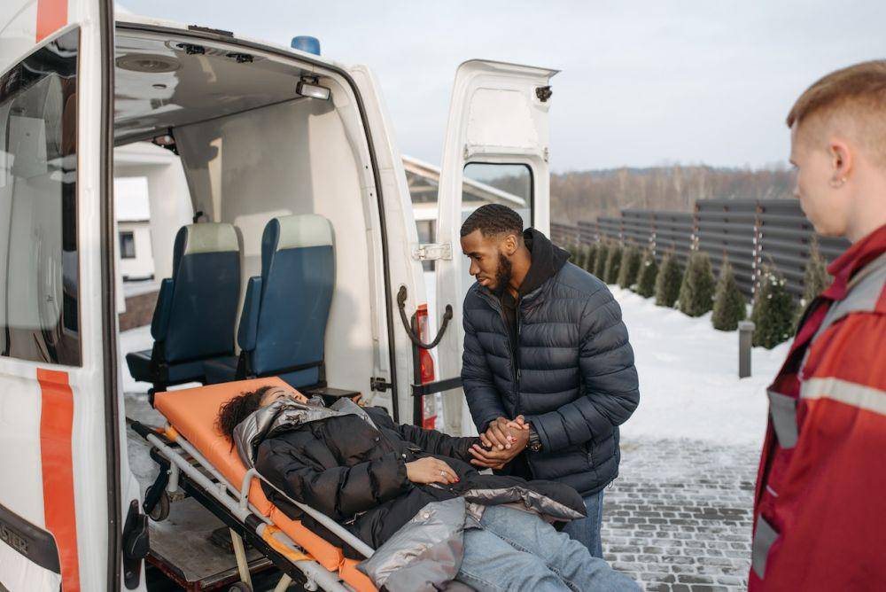 ilustrasi pertolongan medis darurat dengan ambulans (pexels.com/Pavel Danilyuk)