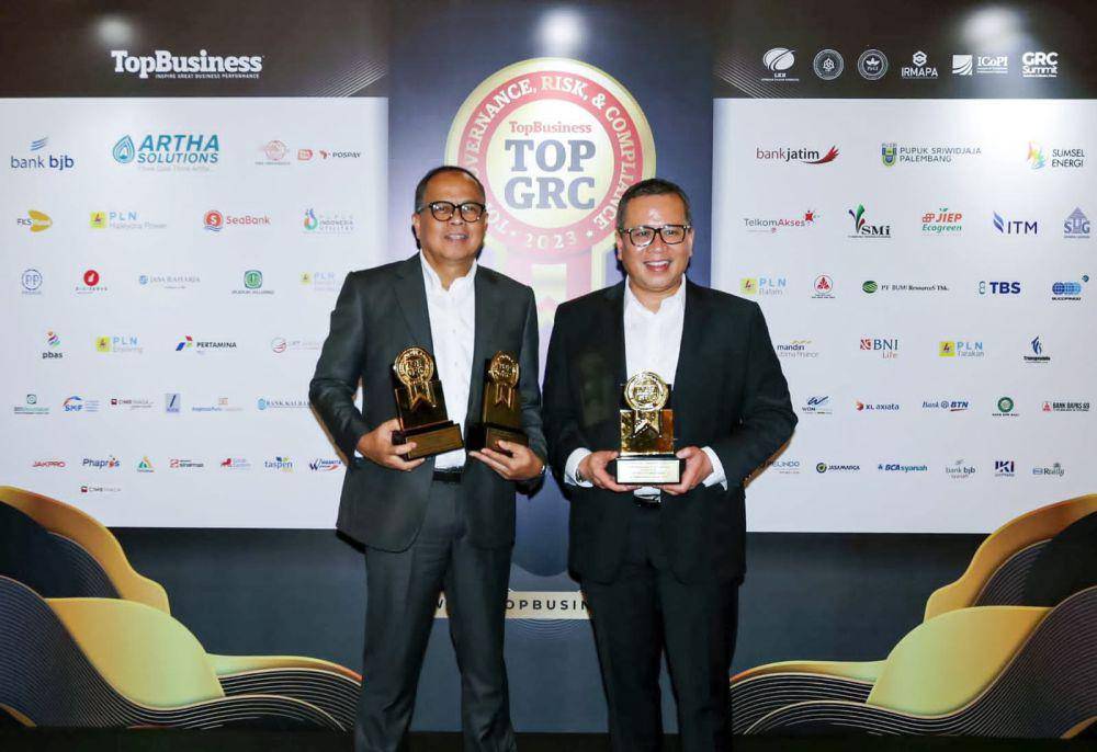 Komisaris Independen PT Bank Pembangunan Daerah Jawa Barat dan Banten Tbk (bank bjb) Fahlino F Sjuib dan Direktur Kepatuhan bank bjb Cecep Trisna menerima penghargaan pada ajang Top GRC Awards 2023 di Hotel Raffles Jakarta, Rabu (6/9/2023). (Dok. Istimewa)