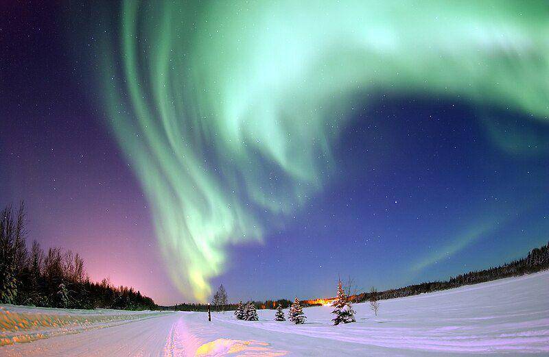 potret cantik dari aurora borealis yang ada di atas Danau Beruang, Alaska, Amerika Serikat (commons.wikimedia.org/Senior Airman Joshua Strang)