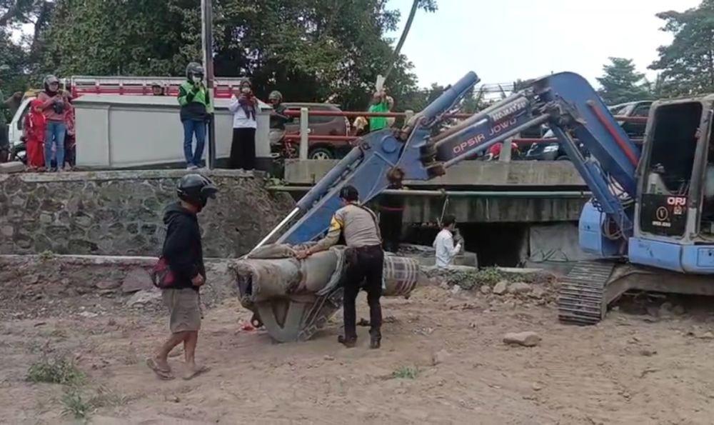 Pria Meninggal di Bawah Jembatan, Jenazah Dievakuasi Alat Berat